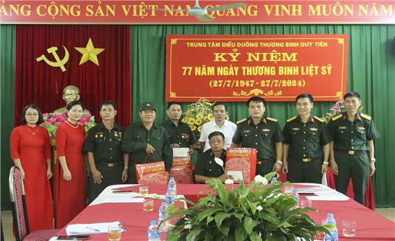 Quân khu thăm hỏi, tặng quà Trung tâm điều dưỡng thương binh Duy Tiên, tỉnh Hà Nam